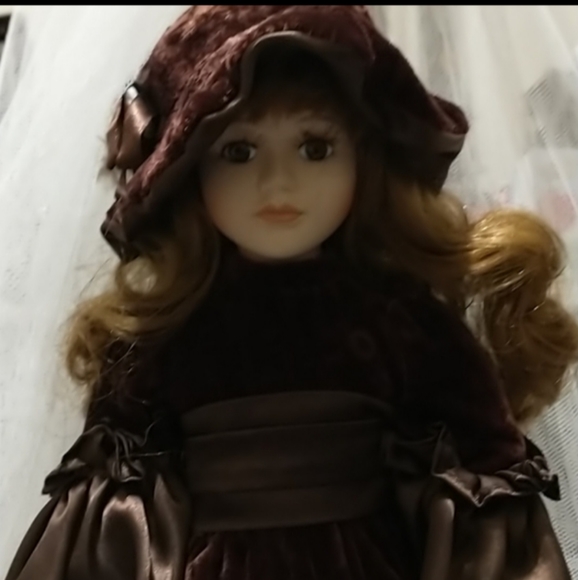 Collectable Doll on Stand! - Picture 10 of 15